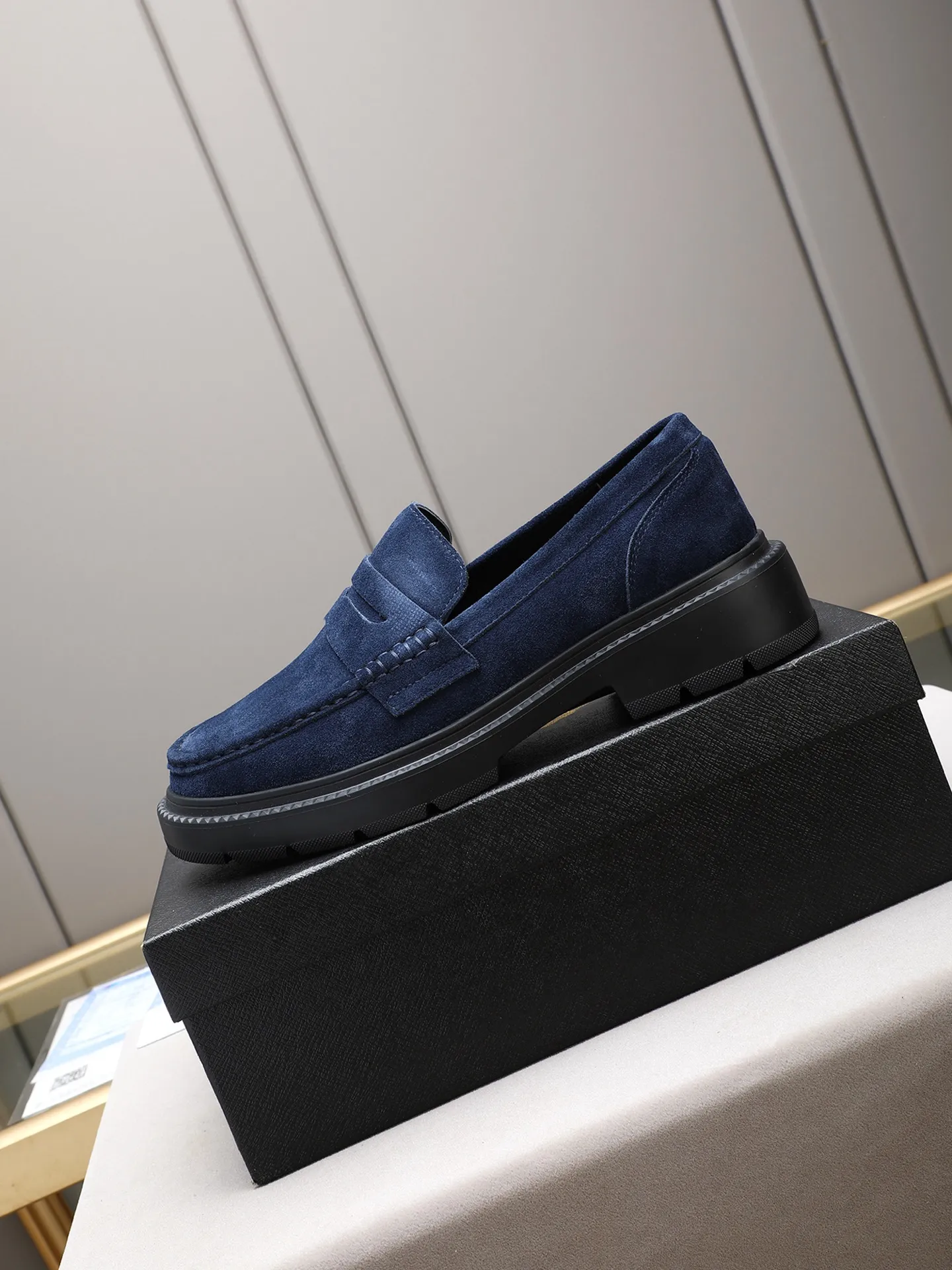 Men's shoes💰480 [Available on Tmall and Taobao major platforms] Prada men's best-selling premium casual leather shoes, imported first-layer matte cowhide loafers combine exquisite elements with modern charm, are strong in toughness, resistant to folding, not easily deformed, and durable in wear! Water-dyed sheep's ➕cow pad! Foam ultra-light and wear-resistant outsole, code number 38-44 (45 is custom-made, non-returnable and non-exchangeable)